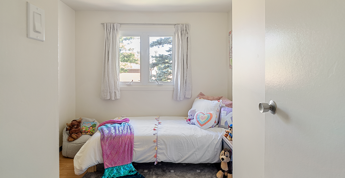 Kids bedroom showing bed and decor